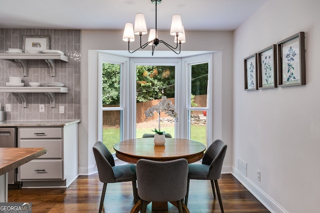 7250 Hunters Branch Dr, Atlanta, GA 30328 - dining space featuring dark wood-style flooring and a chandelier