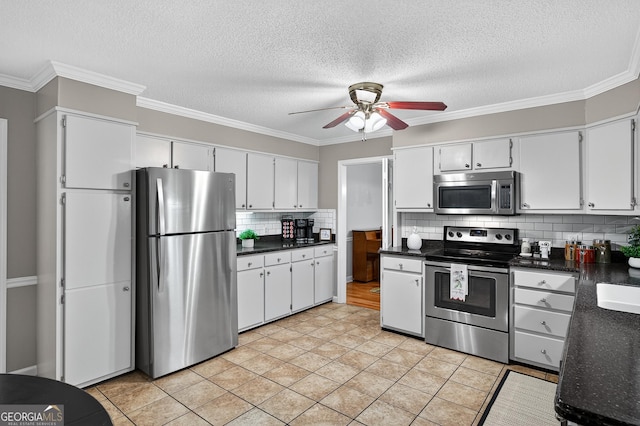1505 Misty Valley Dr, Chatsworth, GA 30705 - kitchen with stainless steel appliances, dark countertops, ceiling fan, backsplash, and a textured ceiling