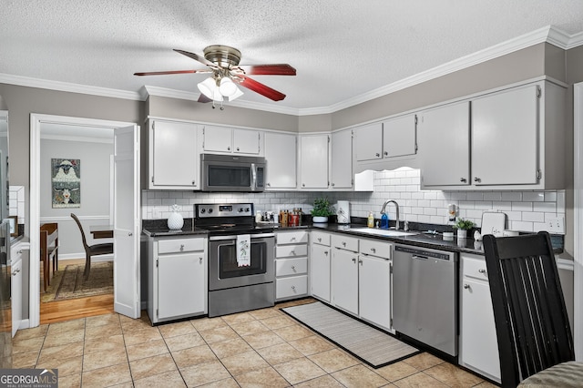 1505 Misty Valley Dr, Chatsworth, GA 30705 - kitchen with stainless steel appliances, dark countertops, a ceiling fan, decorative backsplash, and a textured ceiling