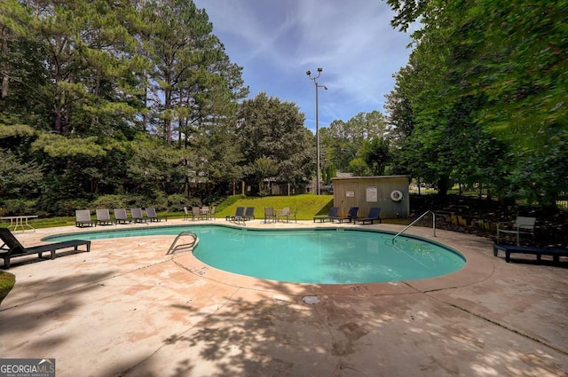 834 Lake Hollow Blvd SW, Marietta, GA 30064 - community pool with a patio area and view of wooded area