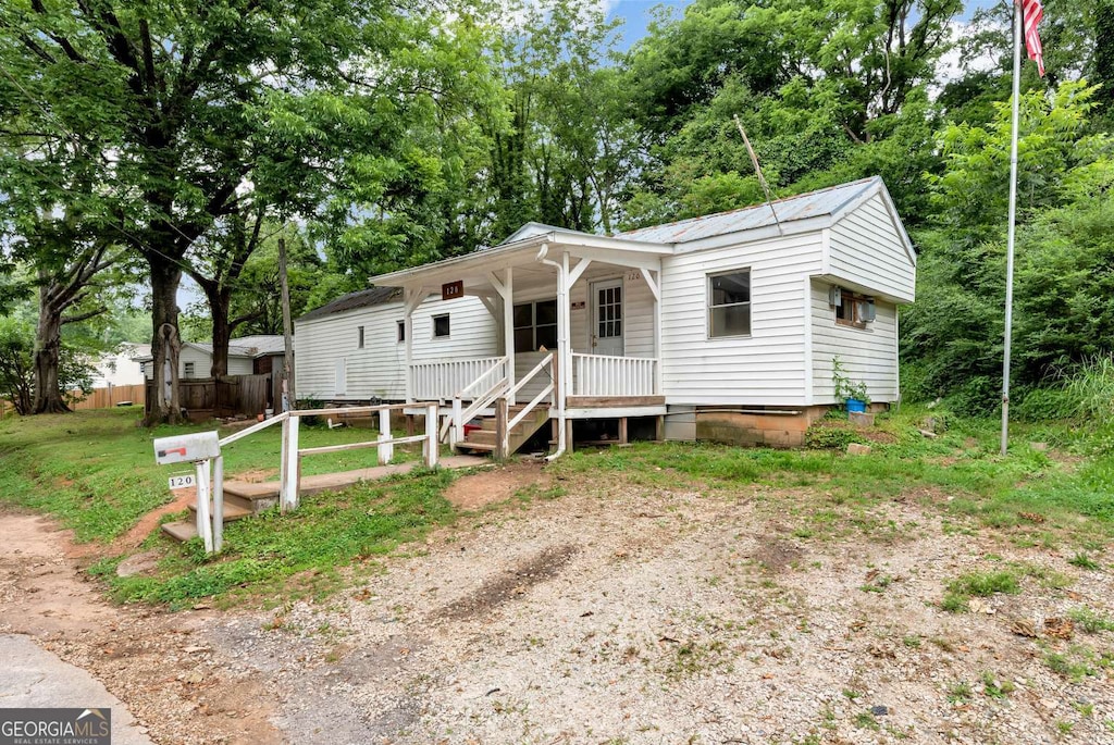 120 Hill Pl, Toccoa, GA 30577 - view of front of home featuring covered porch and view of wooded area