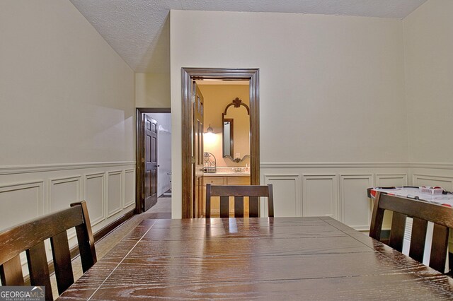 115 Shoal Creek Dr, Sharpsburg, GA 30277 - corridor with a decorative wall, a wainscoted wall, and a textured ceiling