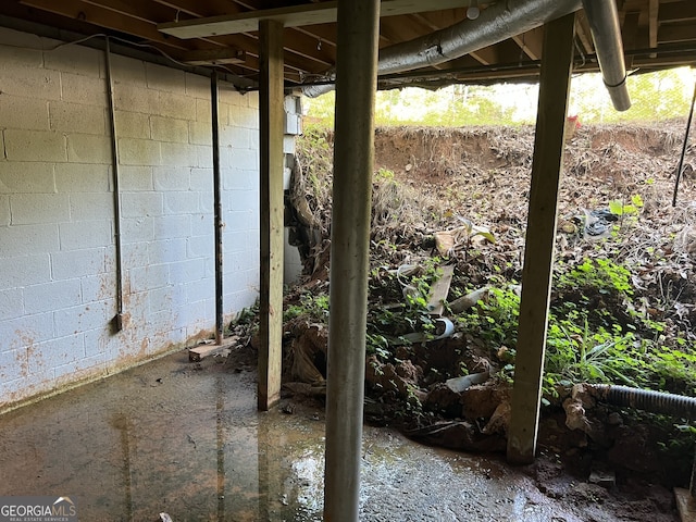 1701 Charmeth Rd, Lithonia, GA 30058 - detailed view of concrete block siding