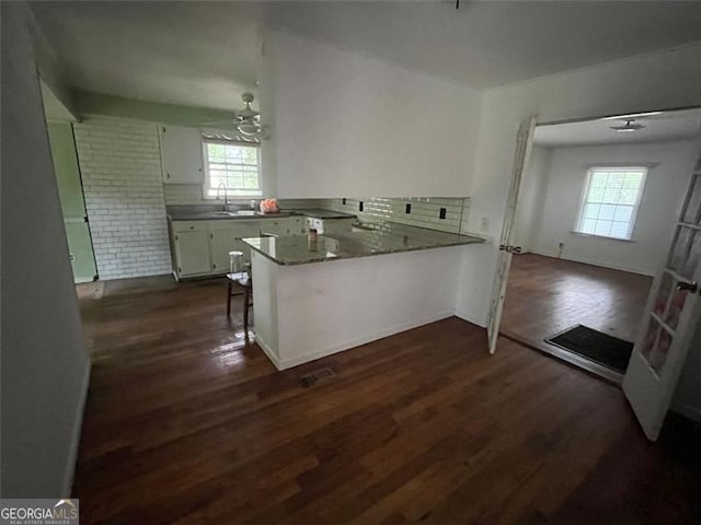 15 Liberty St, Gainesville, GA 30501 - kitchen featuring a peninsula, dark wood-style floors, white cabinetry, backsplash, and ceiling fan