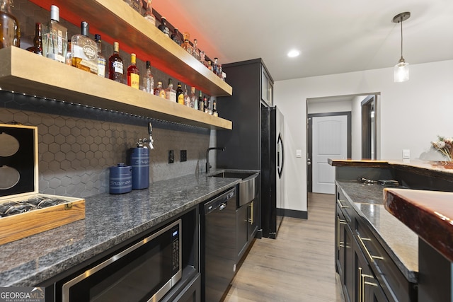 545 Quail Pass, Dawsonville, GA 30534 - indoor wet bar featuring black appliances, light wood-type flooring, decorative backsplash, hanging light fixtures, and recessed lighting