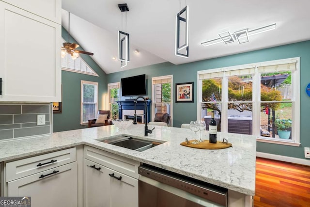 425 Starfire Ct, Suwanee, GA 30024 - kitchen with dishwasher, white cabinetry, open floor plan, a peninsula, and ceiling fan