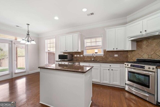 812 Autry Oak Ct, Alpharetta, GA 30022 - kitchen featuring stainless steel appliances, a center island, white cabinetry, dark wood-style flooring, and crown molding