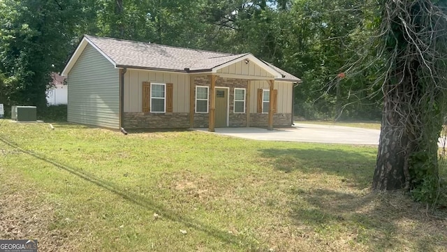110 Williamson St SW, Rome, GA 30165 - view of front facade featuring board and batten siding, a front lawn, and stone siding