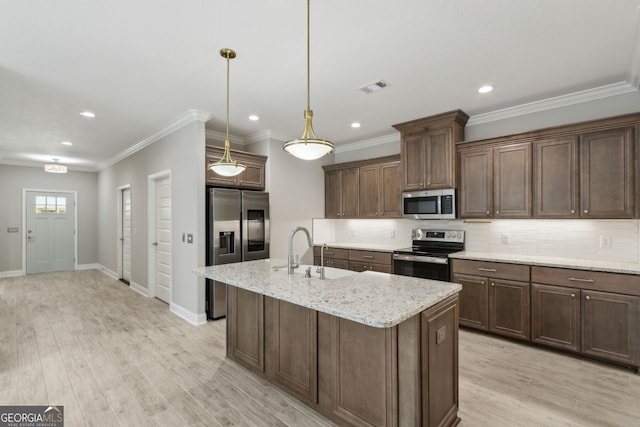 183 Ryan Nicholas Dr, Kingsland, GA 31548 - kitchen featuring stainless steel appliances, tasteful backsplash, recessed lighting, light wood-style flooring, and a kitchen island with sink