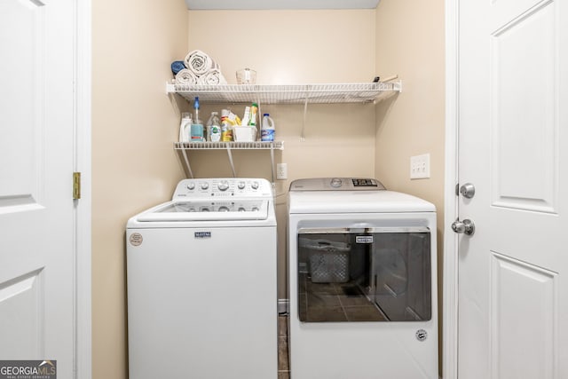 456 Timber Ct, Clarkesville, GA 30523 - laundry room featuring washer and clothes dryer