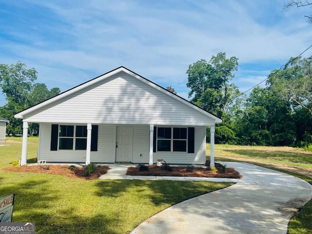 302 N Church St, Glennville, GA 30427 - view of front facade with covered porch and a front lawn