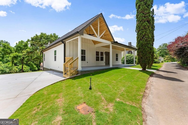 130 E Railroad Ave, Alto, GA 30510 - modern farmhouse featuring a front yard, board and batten siding, and driveway