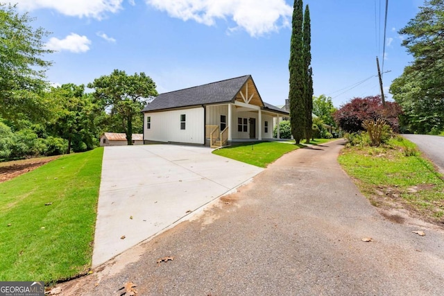 130 E Railroad Ave, Alto, GA 30510 - modern farmhouse with driveway, a front yard, and a shingled roof