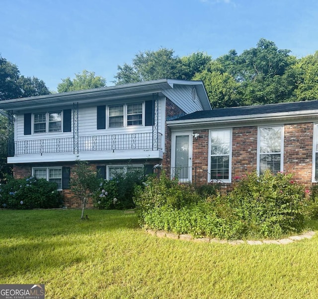 2235 Lyn Ct, Macon, GA 31206 - split level home with brick siding and a front lawn