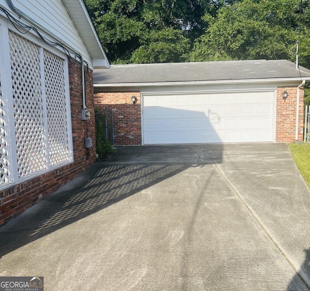 2235 Lyn Ct, Macon, GA 31206 - garage featuring driveway