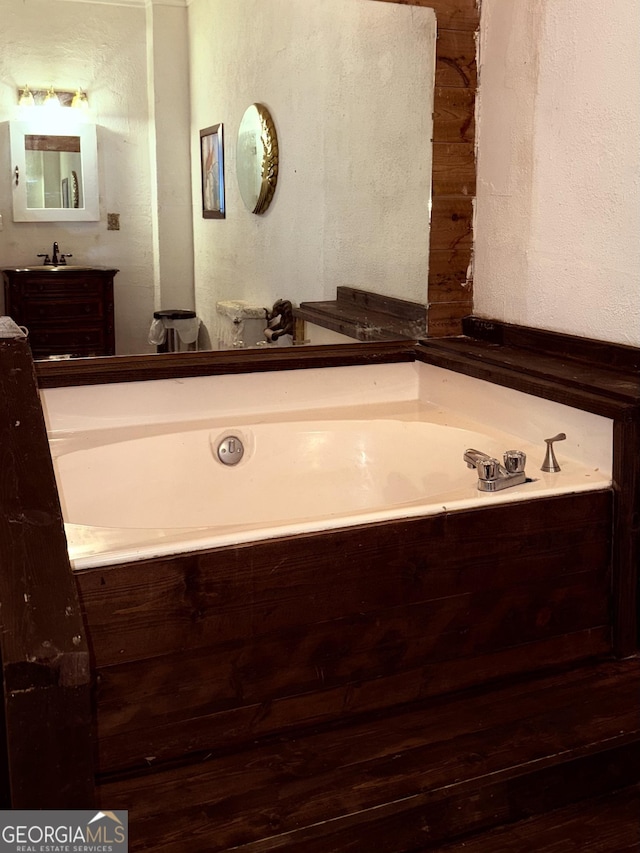 5321 Oak St, Eastman, GA 31023 - bathroom featuring a bath, vanity, and a textured wall