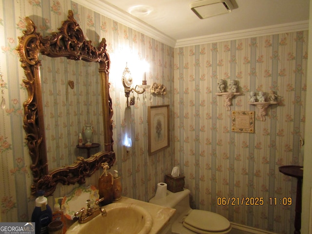 5523 Bahia Mar Cir, Stone Mountain, GA 30087 - half bath featuring vanity and ornamental molding