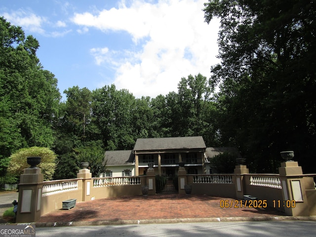 5523 Bahia Mar Cir, Stone Mountain, GA 30087 - view of front of house featuring a fenced front yard