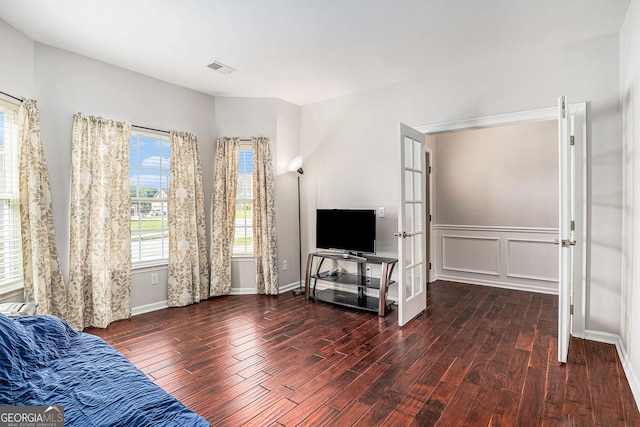 915 Pebble Creek Trl, Suwanee, GA 30024 - living area featuring wood finished floors and baseboards