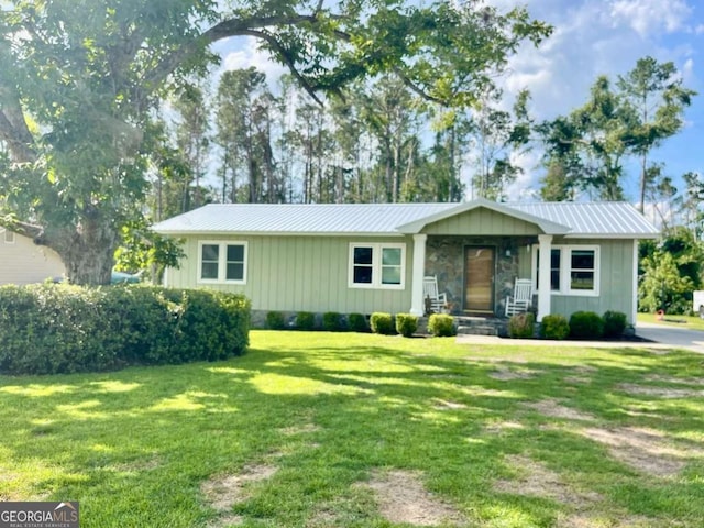 207 Timothy Ct, Vidalia, GA 30474 - view of front facade with board and batten siding, a front lawn, and a metal roof