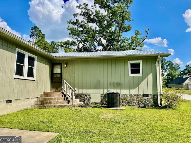 207 Timothy Ct, Vidalia, GA 30474 - doorway to property with crawl space, a lawn, and a metal roof