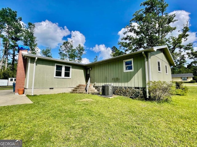 207 Timothy Ct, Vidalia, GA 30474 - rear view of house featuring crawl space and a yard