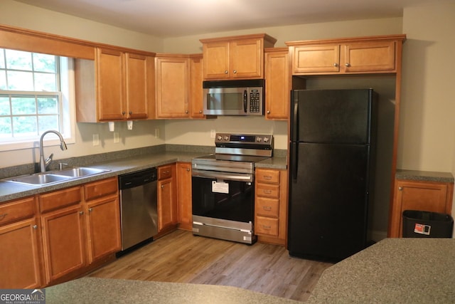 320 Cainbridge Mdws, Demorest, GA 30535 - kitchen featuring appliances with stainless steel finishes, light wood-style flooring, and dark countertops