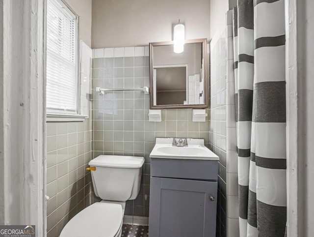 805 First Ave, Brunswick, GA 31520 - full bath with tile walls, vanity, and healthy amount of natural light