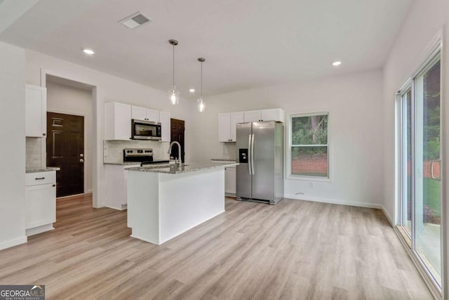 307 E Pine St E, Rockmart, GA 30153 - kitchen with appliances with stainless steel finishes, light wood-type flooring, a center island with sink, backsplash, and recessed lighting
