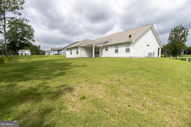 11 Rachel Ln, Hartwell, GA 30643 - back of house featuring a lawn and a shingled roof