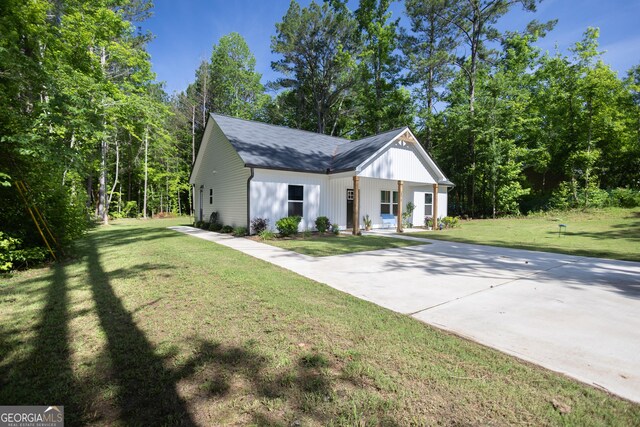 275 Bethlehem Church Rd, Carrollton, GA 30117 - modern inspired farmhouse with a front yard, driveway, and covered porch