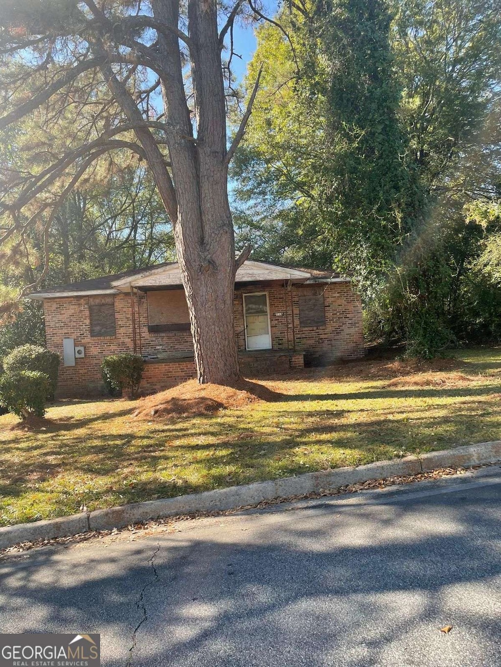 2119 Dove St, Macon, GA 31204 - view of front facade with brick siding and a front yard