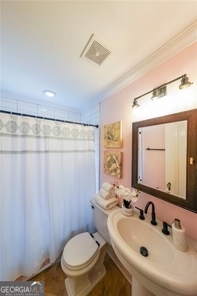 2 Collier Rd NW Unit 5, Atlanta, GA 30309 - bathroom with crown molding and a shower with curtain