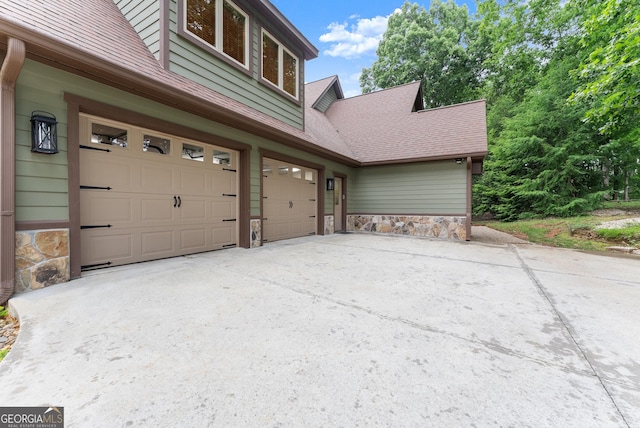 712 Meadow Run Ct, Clarkesville, GA 30523 - garage featuring driveway