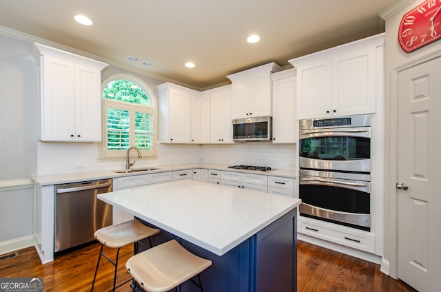 4645 Wykeshire Ct, Cumming, GA 30041 - kitchen featuring stainless steel appliances, a breakfast bar, tasteful backsplash, light countertops, and white cabinets