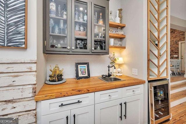 106 Draughons Dr, Saint Simons, GA 31522 - indoor wet bar with wine cooler and decorative backsplash