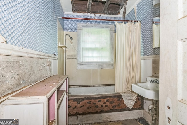 1494 Jeffersonville Rd, Macon, GA 31217 - full bathroom with wallpapered walls and curtained shower