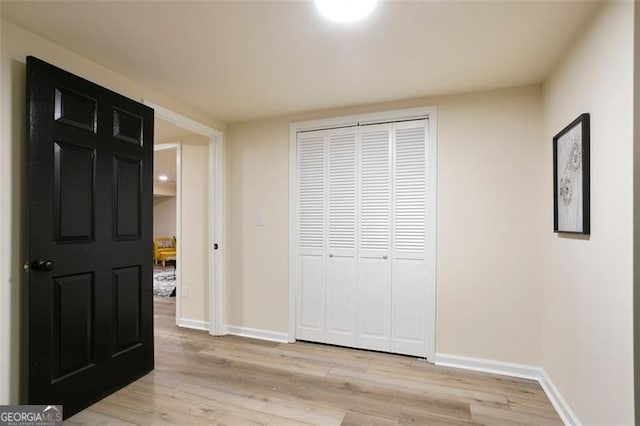 300 Saddle Creek Ln, Roswell, GA 30076 - unfurnished bedroom featuring light wood-style flooring and a closet