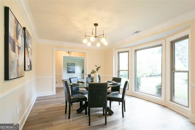 300 Saddle Creek Ln, Roswell, GA 30076 - dining room featuring crown molding, a chandelier, and light wood-style floors