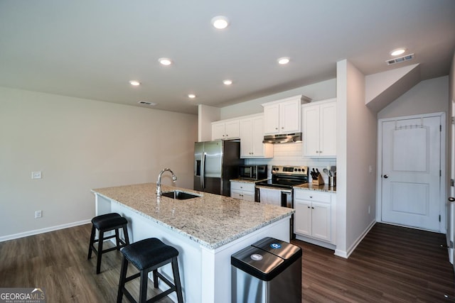 428 Whitetail Cir, Canton, GA 30115 - kitchen featuring under cabinet range hood, stainless steel appliances, dark wood-style flooring, a kitchen bar, and recessed lighting