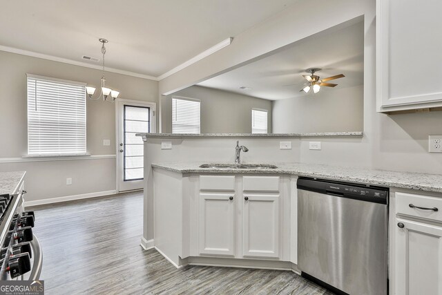 209 Merritt Cir, Newnan, GA 30263 - kitchen with stainless steel appliances, ornamental molding, light wood-style flooring, a peninsula, and ceiling fan
