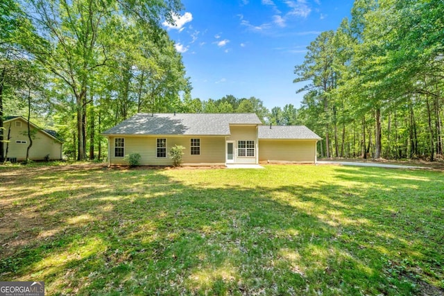 20 Four Oaks, Newnan, GA 30263 - rear view of house featuring a lawn