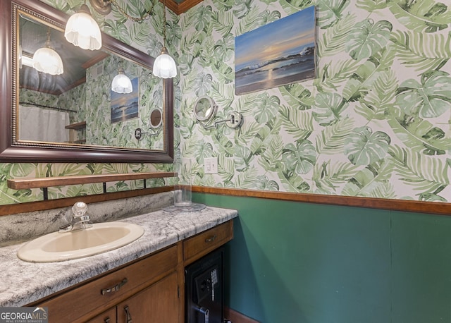 2540 Sugar Hill Rd, Unadilla, GA 31091 - full bath with wallpapered walls and vanity