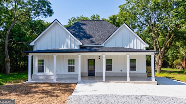 540 Sunset Ave, Comer, GA 30629 - modern farmhouse featuring board and batten siding, a porch, roof with shingles, and concrete driveway