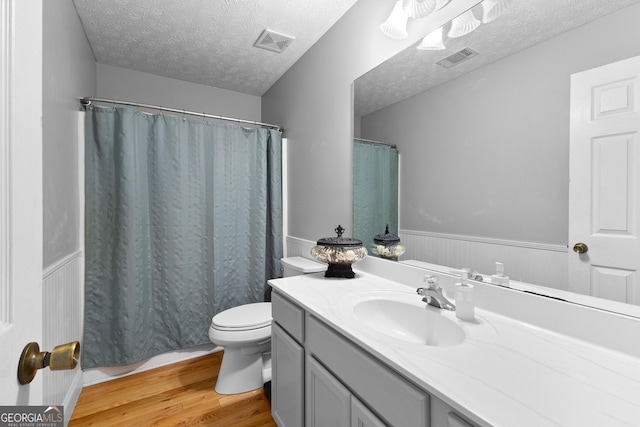 152 Bear Creek Rd, Moreland, GA 30259 - bathroom featuring wood finished floors, vanity, a textured ceiling, wainscoting, and curtained shower