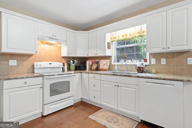 5340 Harris Creek Dr, Cumming, GA 30040 - kitchen featuring white appliances, under cabinet range hood, white cabinetry, wood finished floors, and tasteful backsplash