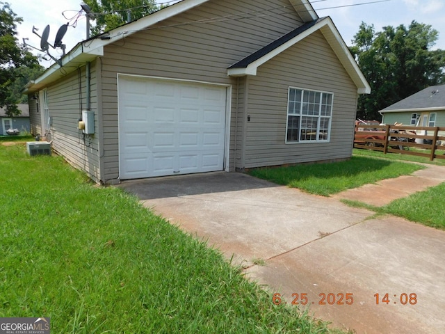 132 Park Pl, Barnesville, GA 30204 - view of front facade featuring driveway and an attached garage