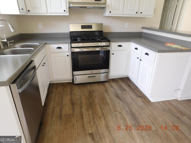 132 Park Pl, Barnesville, GA 30204 - kitchen featuring appliances with stainless steel finishes, extractor fan, white cabinets, dark wood-style floors, and a peninsula
