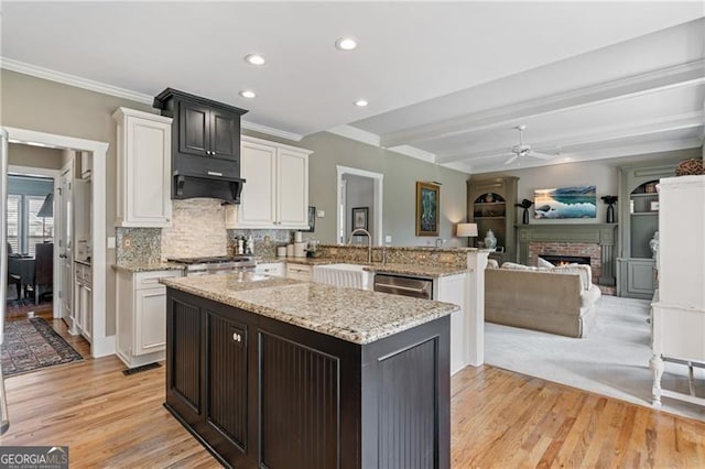 295 Sagamore Cv NW, Sugar Hill, GA 30518 - kitchen featuring a peninsula, light wood-style floors, a ceiling fan, crown molding, and white cabinets