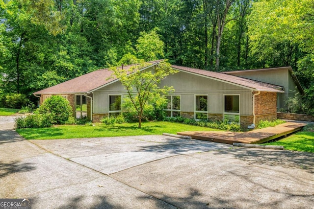 1690 Trotters Ln, Stone Mountain, GA 30087 - single story home with stone siding and a front yard